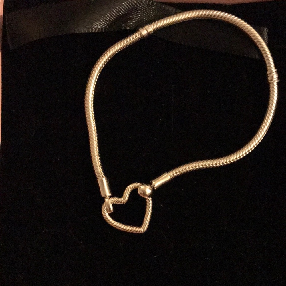 PANDORA Silver heart ❤️ ♥️ 💜 (MOMENTS HEART CLOSURE SNAKE CHAIN BRACELET)